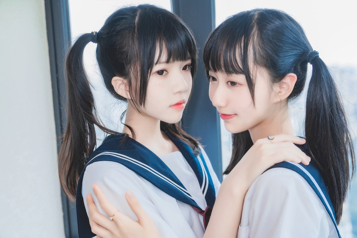 桜桃喵&木绵绵 – 她(制服×制服)