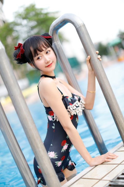 木绵绵OwO – 草莓泳衣