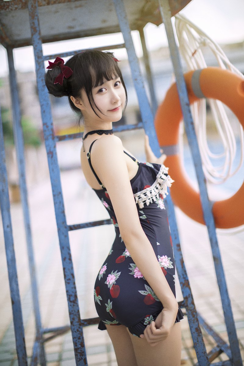 木绵绵OwO – 草莓泳衣