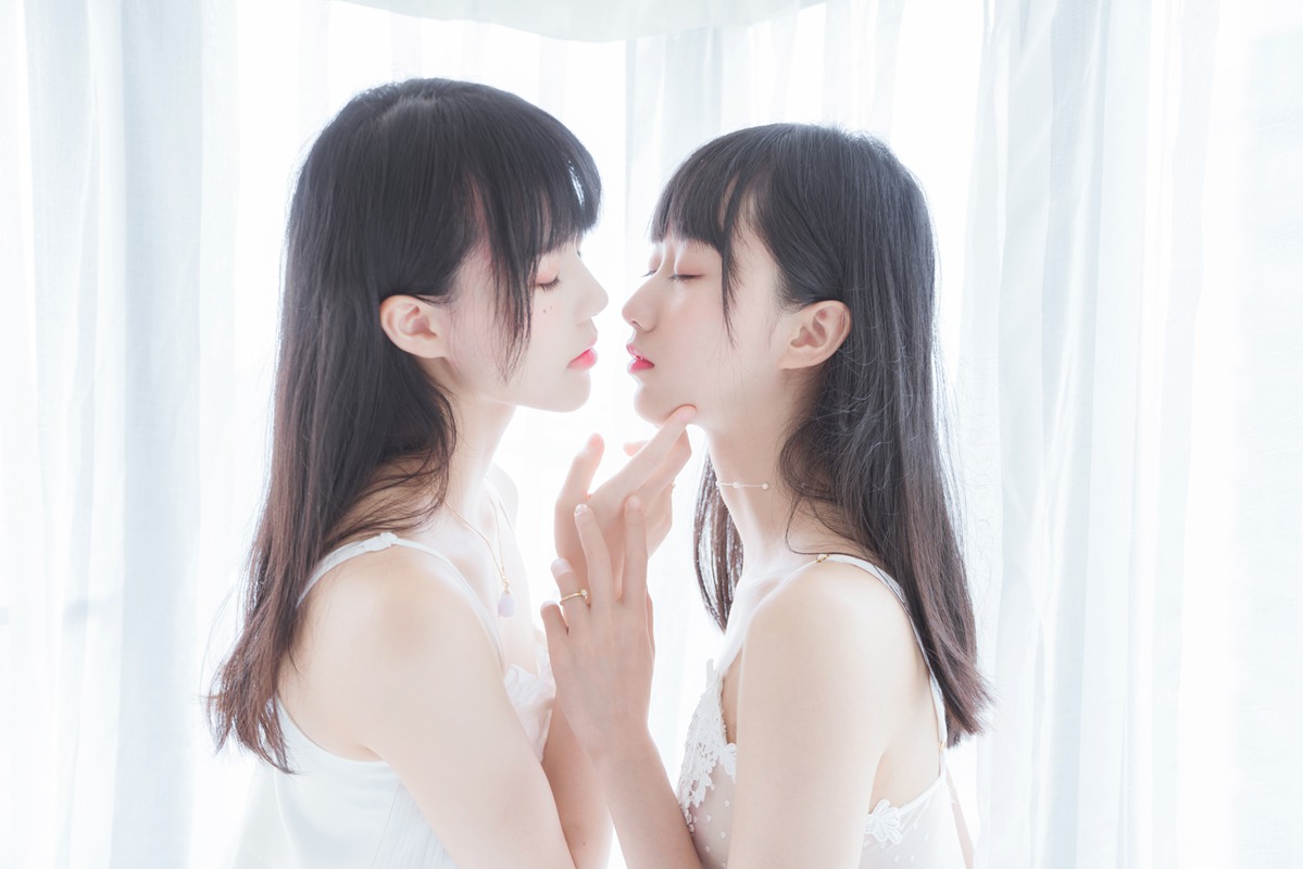 动漫Coser@桜桃喵&木绵绵 – 朝(白裙×白裙)