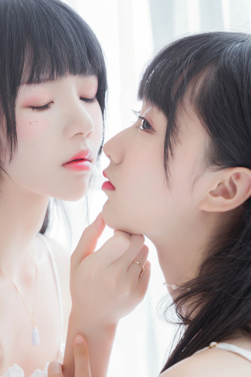 动漫Coser@桜桃喵&木绵绵 – 朝(白裙×白裙)