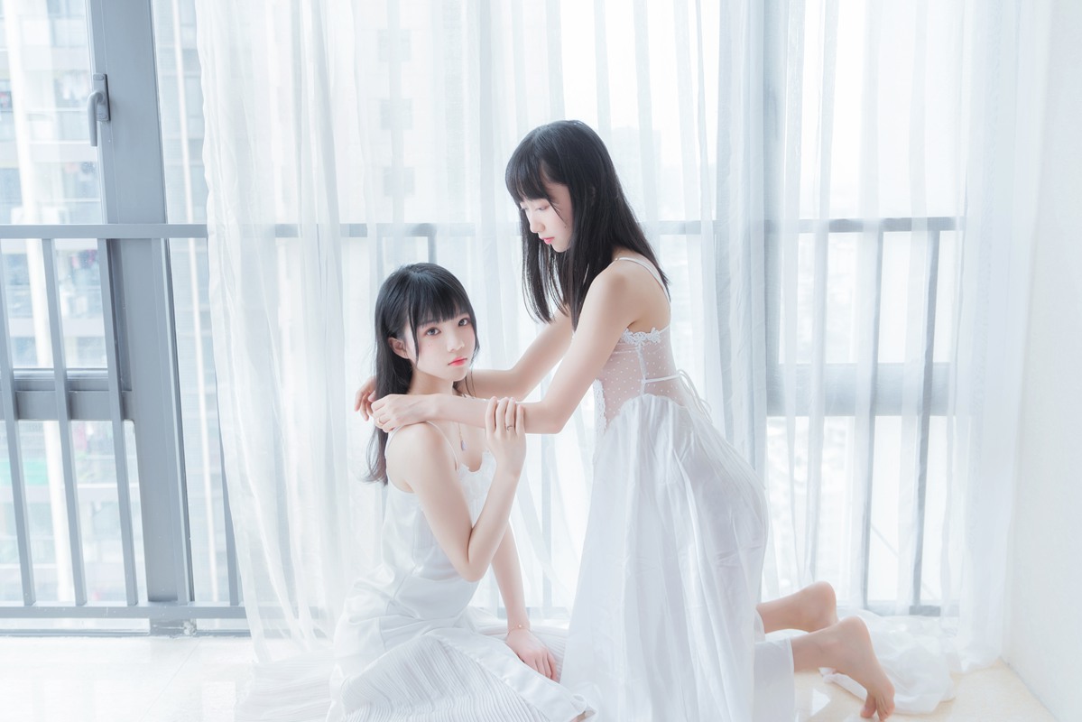动漫Coser@桜桃喵&木绵绵 – 朝(白裙×白裙)