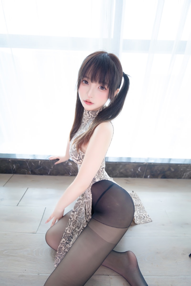 神楽坂真冬写真《蟒纹旗袍》