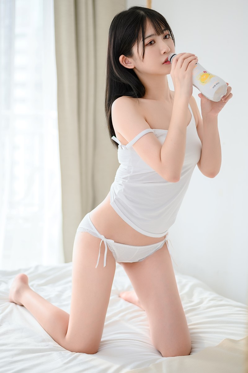 鳗鱼霏儿 白背心