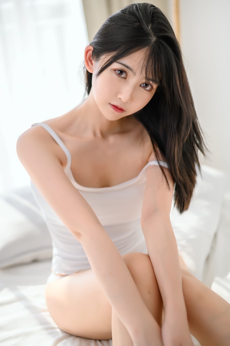鳗鱼霏儿 白背心