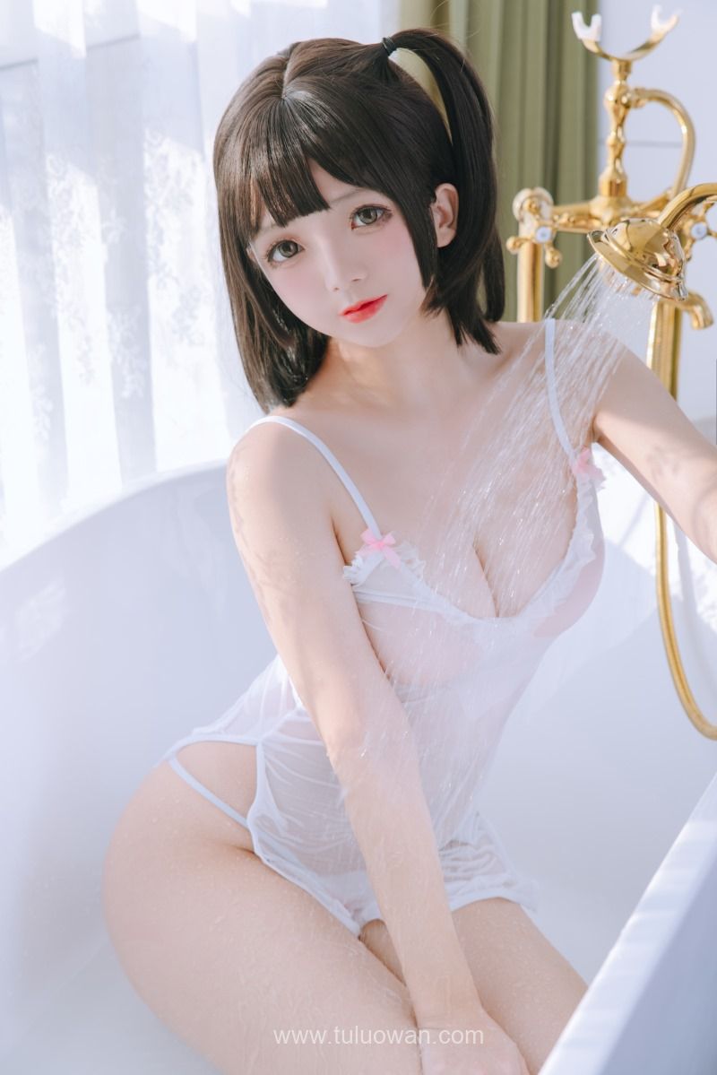 日奈娇 湿身小白裙