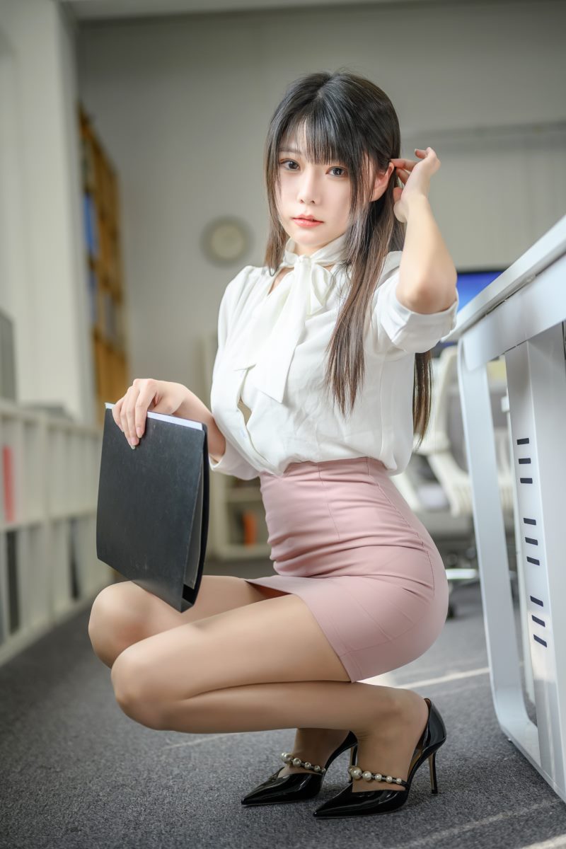 香草喵露露 忙露的职场 粉白裙子