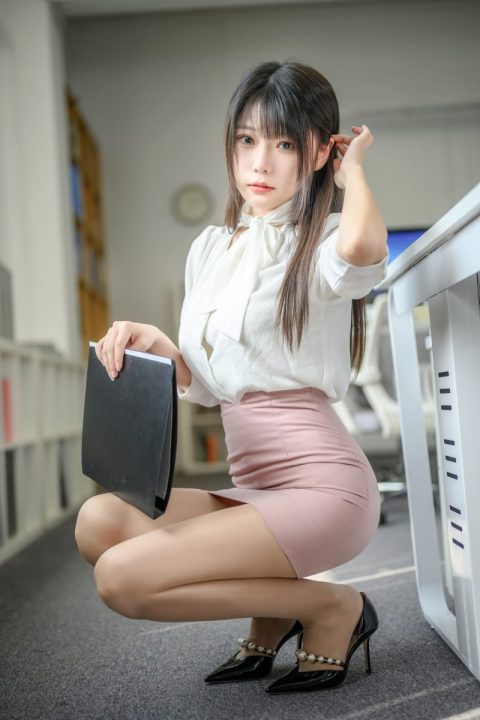 香草喵露露 忙露的职场 粉白裙子