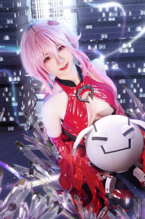 Sally Dorasnow Yuzuriha Inori